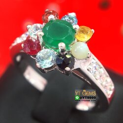 แหวนนพเก้าแท้ ช่อดอกไม้ แหวนเงินแท้ 92.5% ชุบทองคำขาว ประดับ พลอยนพเก้าแท้ (พลอยแท้ครบตามตำรา) หน้าแหวน 1 ซม. YTG-10480 YTGEMS