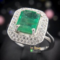 แหวนมรกต ล้อมเพชร แหวนเงินแท้ 92.5% ชุบทองคำขาว ประดับ พลอยมรกตแท้ ตกแต่ง เพชรSwiss YTG-10315 YTGEMS