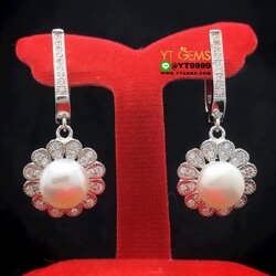 ต่างหูไข่มุก ต่างหูมุกแท้ ล้อมเพชร ต่างหูห้อย ทรงดอกไม้ ต่างหูเงินแท้ 92.5% ชุบทองคำขาว ประดับ ไข่มุกแท้ ตกแต่ง เพชร Swiss YTG-10213 YTGEMS