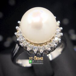 แหวนไข่มุก แหวนมุกแท้ ล้อมเพชร แหวนเงินแท้ 92.5% ชุบทองคำขาว ประดับ ไข่มุกแท้ ล้อม เพชร Swiss YTG-10208 YTGEMS