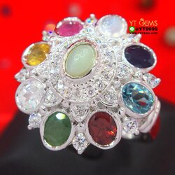 แหวนนพเก้าแท้ ทรงโบราณ แหวนเงินแท้ 92.5% ชุบทองคำขาว ประดับ พลอยนพเก้าแท้ (พลอยแท้ครบตามตำรา) หน้าแหวน 2.2 ซม. YTG-10482 YTGEMS