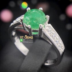 แหวนมรกต แหวนเงินแท้ 92.5% ชุบทองคำขาว ประดับ พลอยมรกตแท้ ตกแต่ง เพชรSwiss YTG-10321 YTGEMS