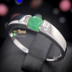 แหวนมรกต ทรงปลอกมีด แหวนเงินแท้ 92.5% ชุบทองคำขาว ประดับ พลอยมรกตแท้ YTG-10319 YTGEMS