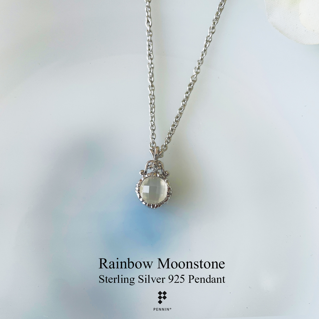 CROWN: จี้Rainbow Moonstone กลม 6mm รูปมงกุฎเล็กๆ ประดับเพชร CZ พร้อมสร้อยเงินยาว 20 นิ้ว