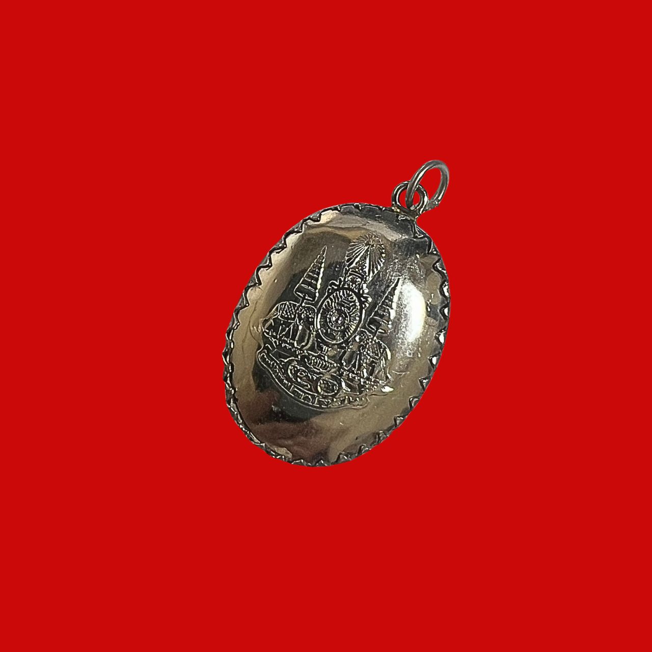 เหรียญล็อกเก็ตไต้ฮงโจวซือวัดหัวลำโพงจ.กรุงเทพฯ ที่ระลึกฉลองกาญจนาภิเษกครองราชครบ 50ปีพระดีพิธีใหญ่ 109 เกจิร่วมปลุกเสก 20-28ธันวาคม2539