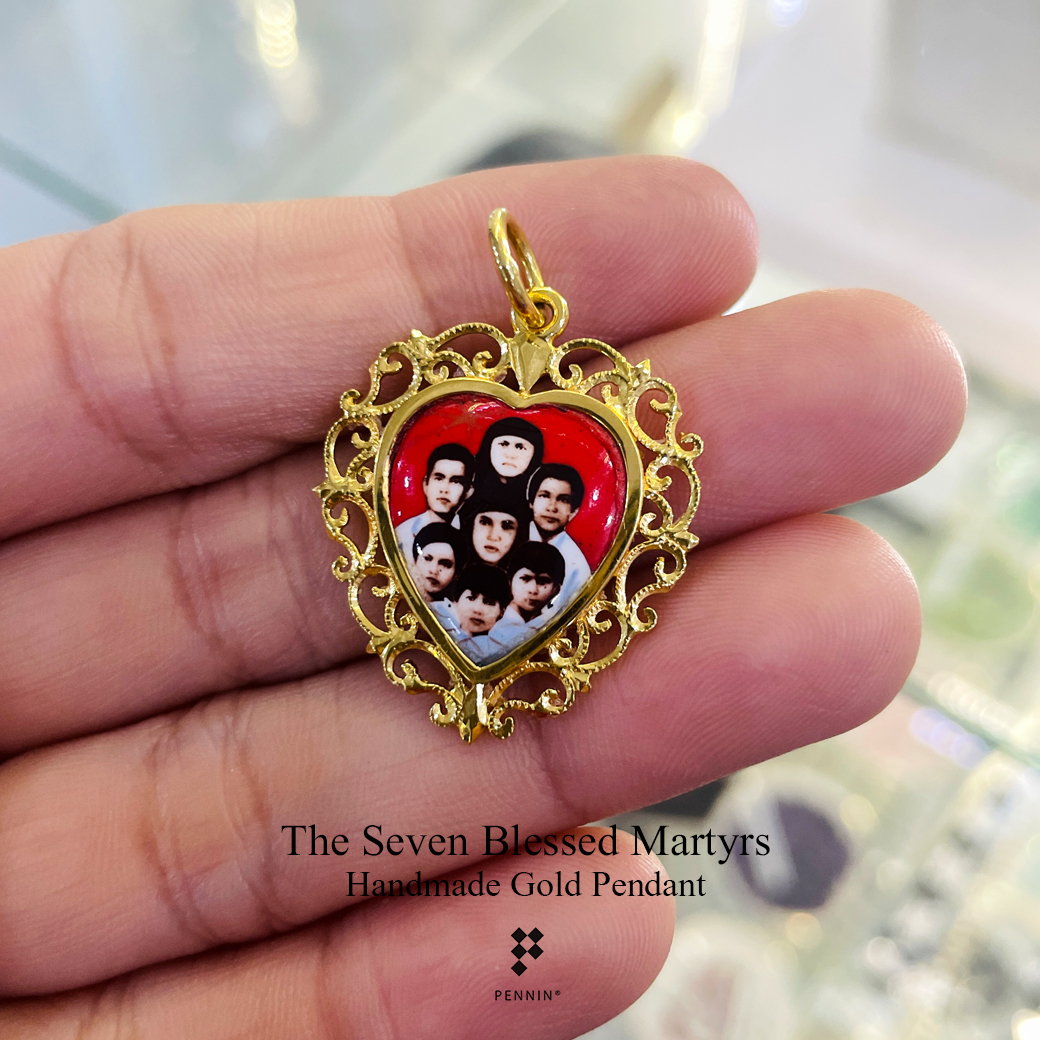 จี้ทองแท้นักบุญคาทอลิกบุญราศีทั้ง 7 สองคอน แกะไม้กางเขนด้านหลัง