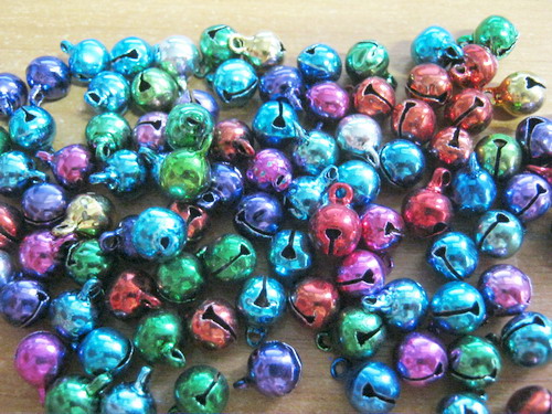 กระพรวนโลหะเคลือบสีมัน ขนาด 7 ม.ม. คละสี / 50 เม็ด