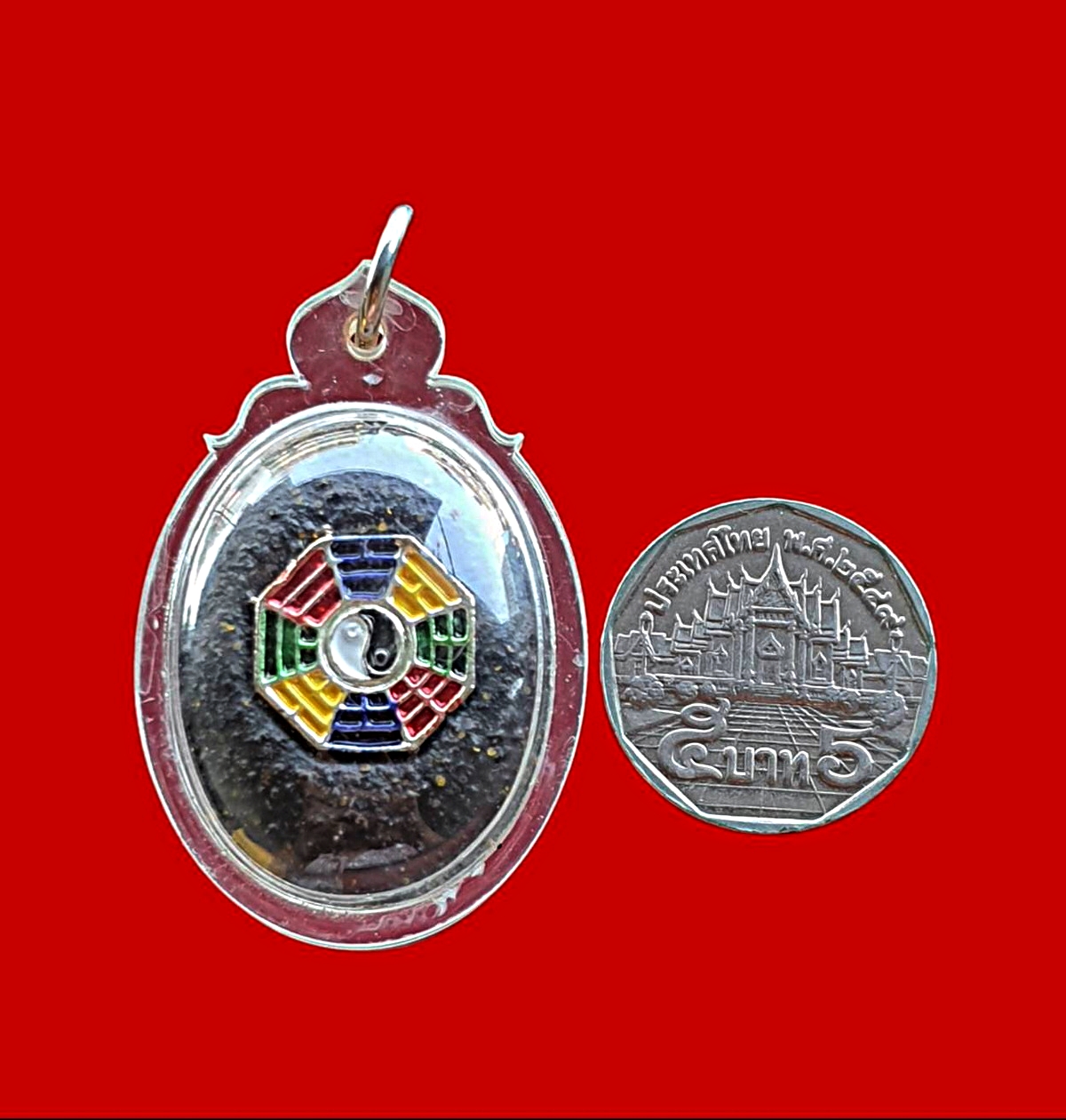 เหรียญล็อกเก็ตกระเบื้องสียี่กอฮงด้านหลังโป๊ยก่วย