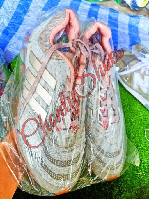 ขายส่งรองเท้ามือสอง