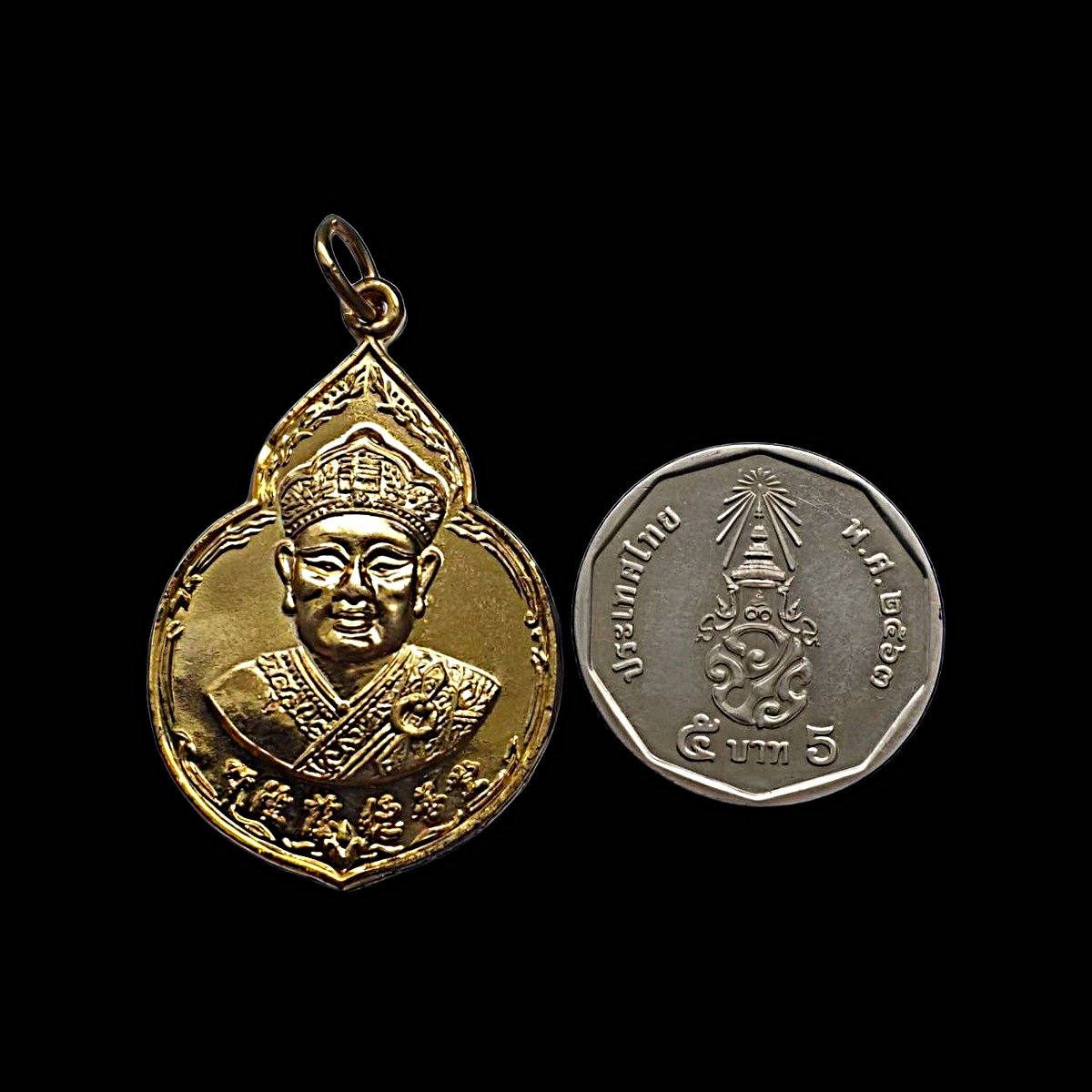 เหรียญองค์ไต้ฮงกงโจวซือที่ระลึกเนื่องในวันเกิดศาลไต้ฮงกงจ.อุดรธานีปีพ.ศ.2536เนื้อกะไหล่ทอง
