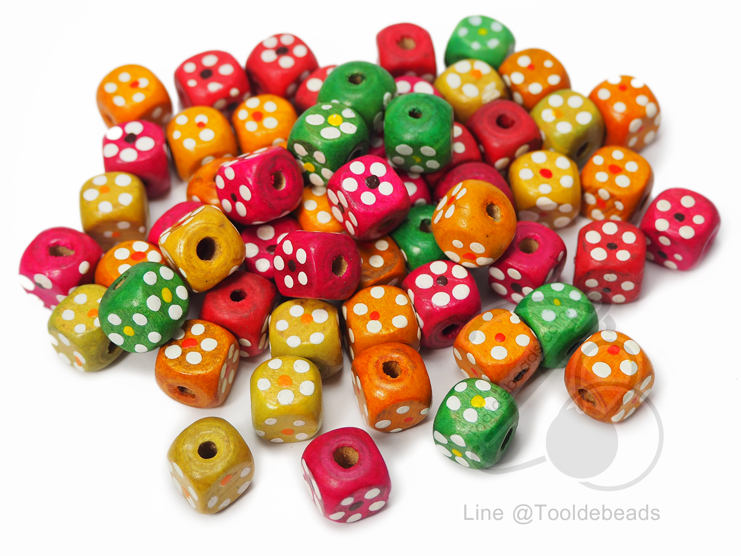ลูกปัดไม้ 11มม. ลายลูกเต๋า จุดดอกไม้ คละสี (80 กรัม) SKU-03681