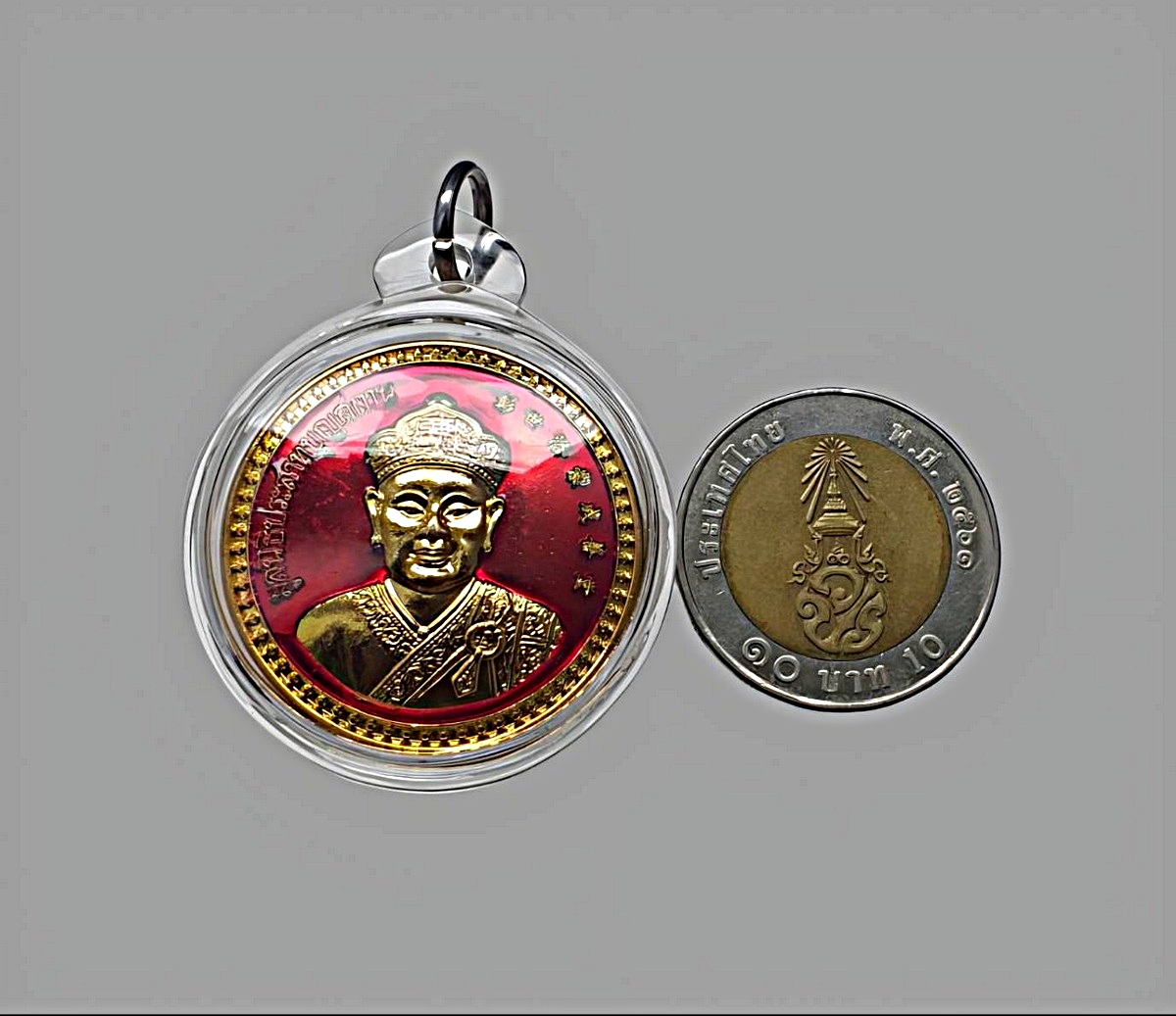 เหรียญเข็มกลัดไต้ฮงกงโจวซือมูลนิธิประสาทบุญสถานเนื้อกะไหล่ทองลงยาสีแดง