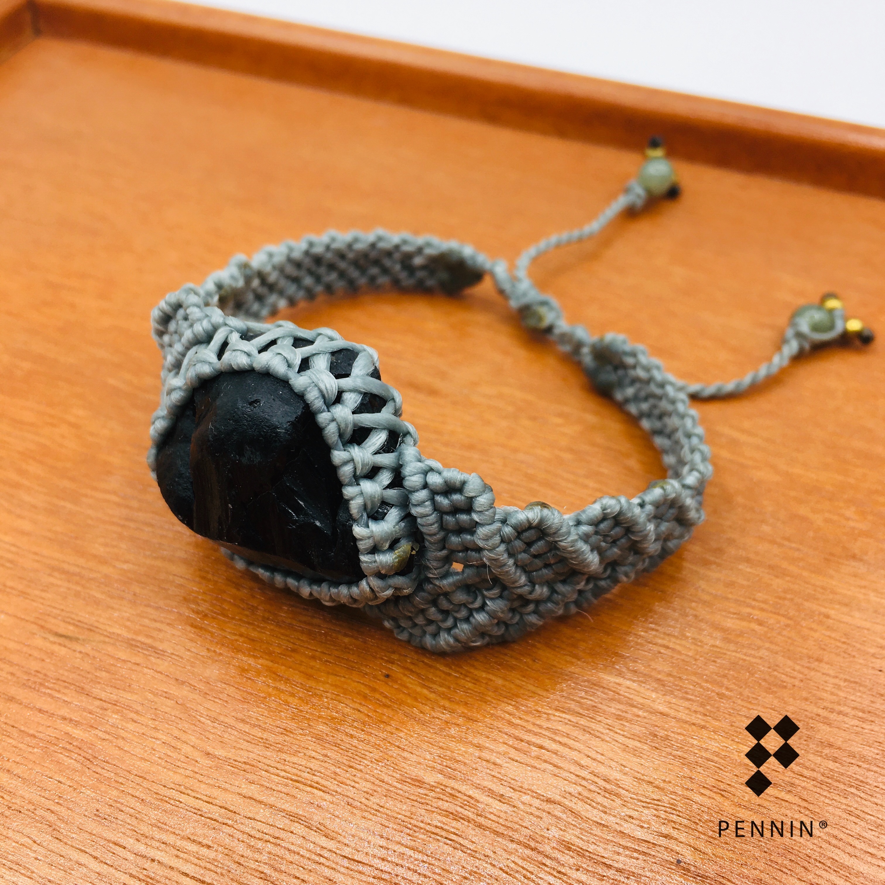 สร้อยข้อมือนิลดิบเชือกเทียนถักขนาดกลางคละสี ปลายแต่งลูกปัดหยกแท้ สายสร้อยข้อมือปรับรูดยืดได้สูงสุด 22 cm : สีเทา