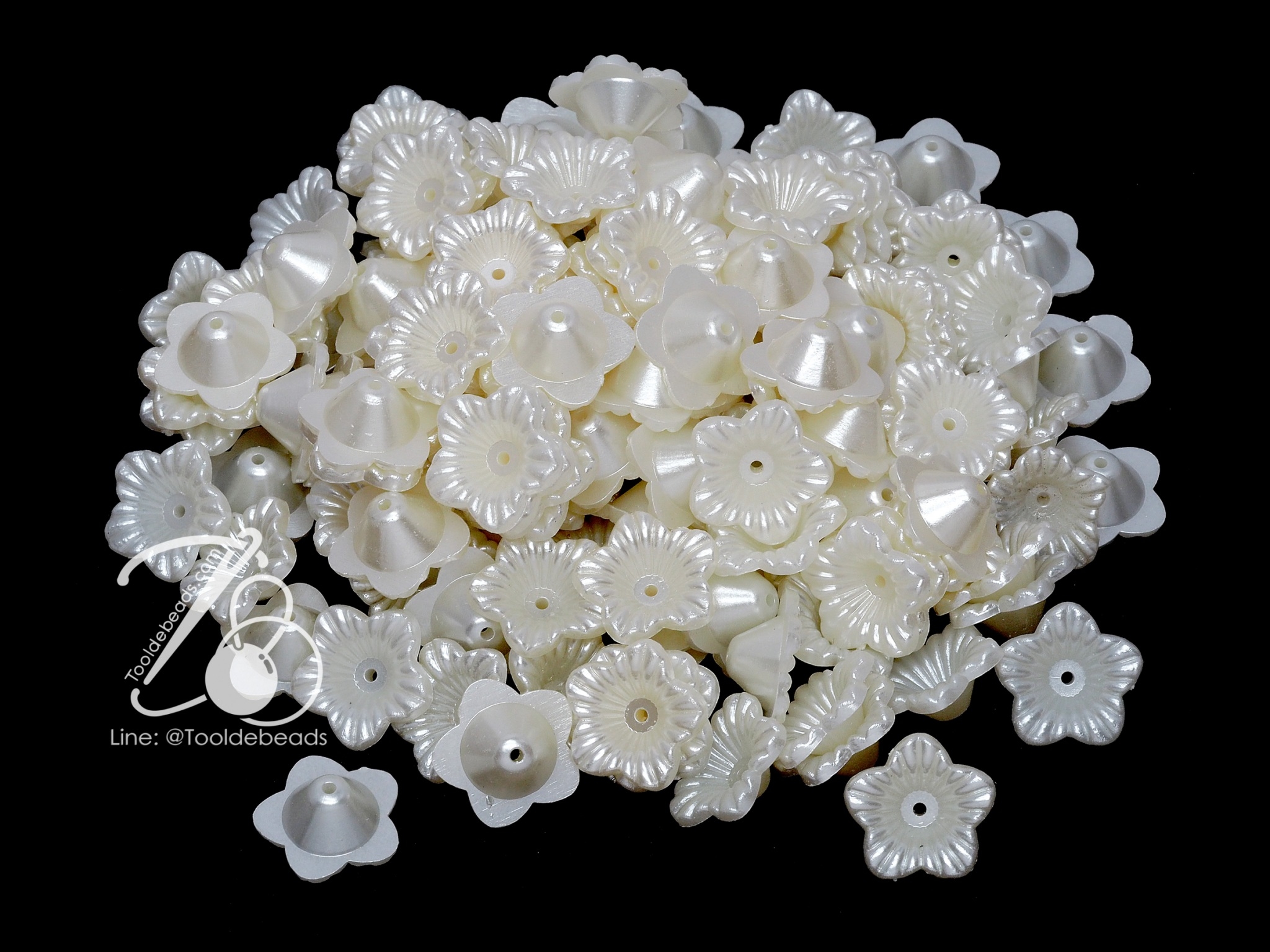 ลูกปัดมุกพลาสติก 17มม. ลายครอบดอกไม้ สีครีม (80 กรัม) SKU-12681