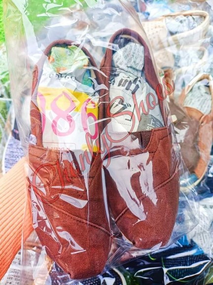 ขายส่งรองเท้ามือสอง