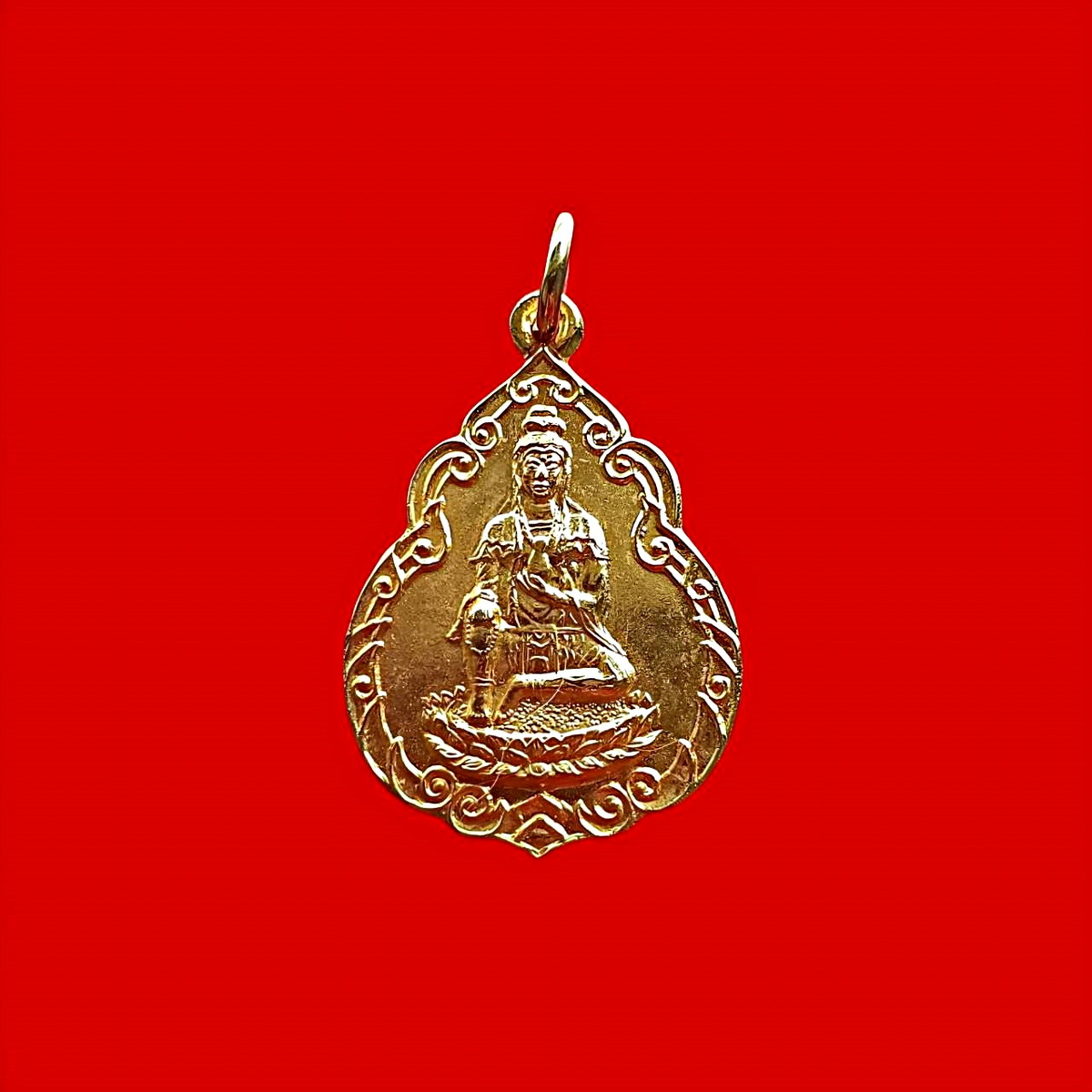 เหรียญพระโพธิสัตว์เจ้าแม่กวนอิมปางประทับบนดอกบัวถือลูกประคำเนื้อกะไหล่ทอง