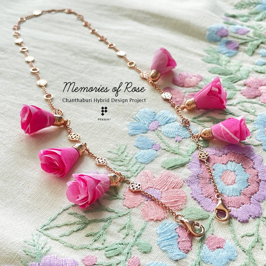 default สายคล้องแมสก์ Memories of Rose เงินแท้ 925 ชุบโรสโกลด์ ประดับพู่ดอกไม้ผ้าบาติก สีชมพูดอกกุหลาบ