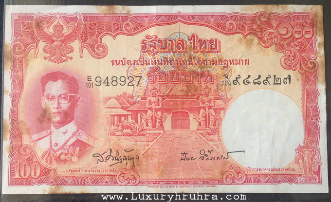 ธนบัตรราคาหนึ่งร้อยบาทรุ่นโทมัสหมายเลข948927ลายเซ็นต์ป๋วย อึ้งภาภรณ์