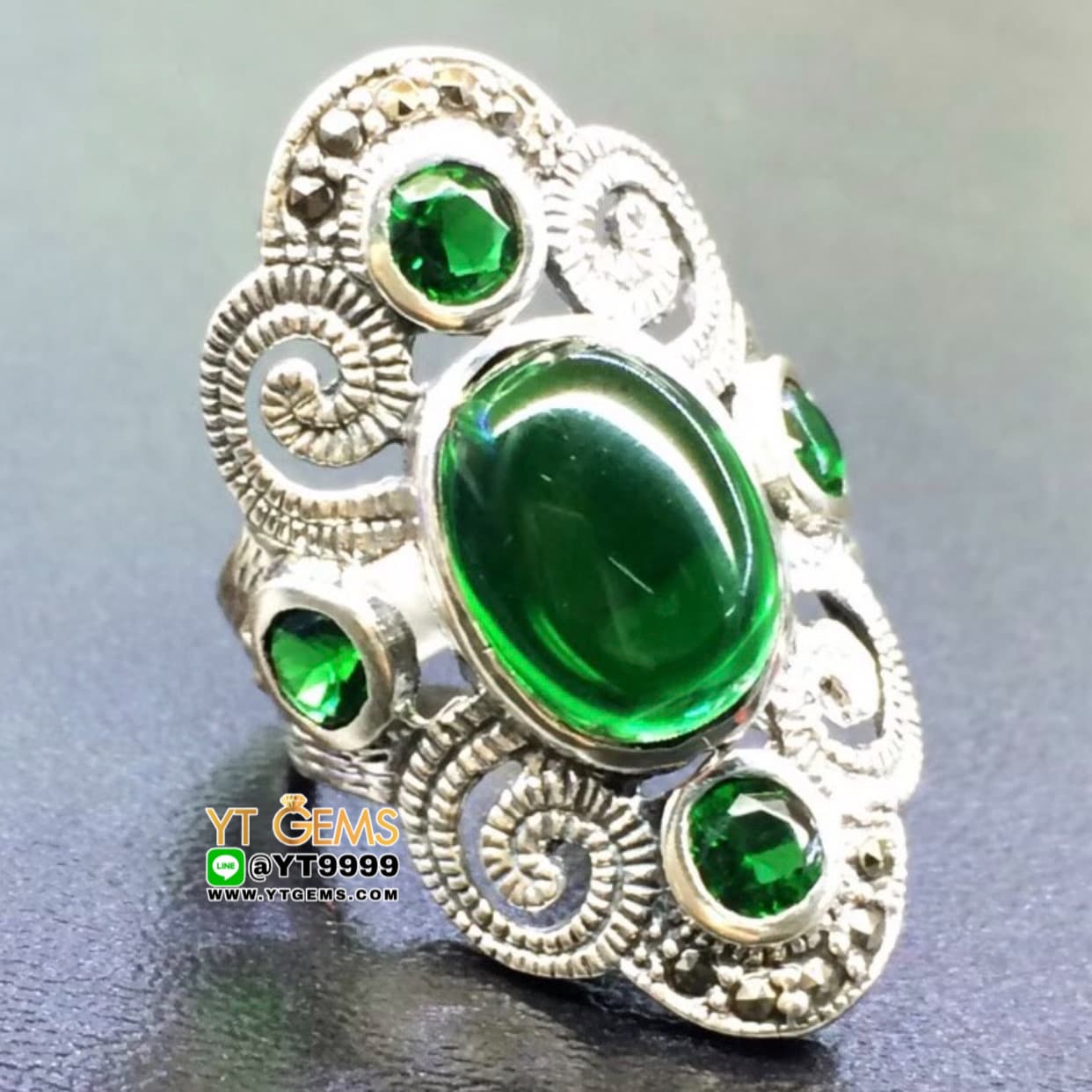 แหวนมรกต แหวนเงินแท้ 92.5% รมดำ ประดับ พลอยมรกต (CZ) ตกแต่ง มาร์คาไซท์ YTG-10333 YTGEMS