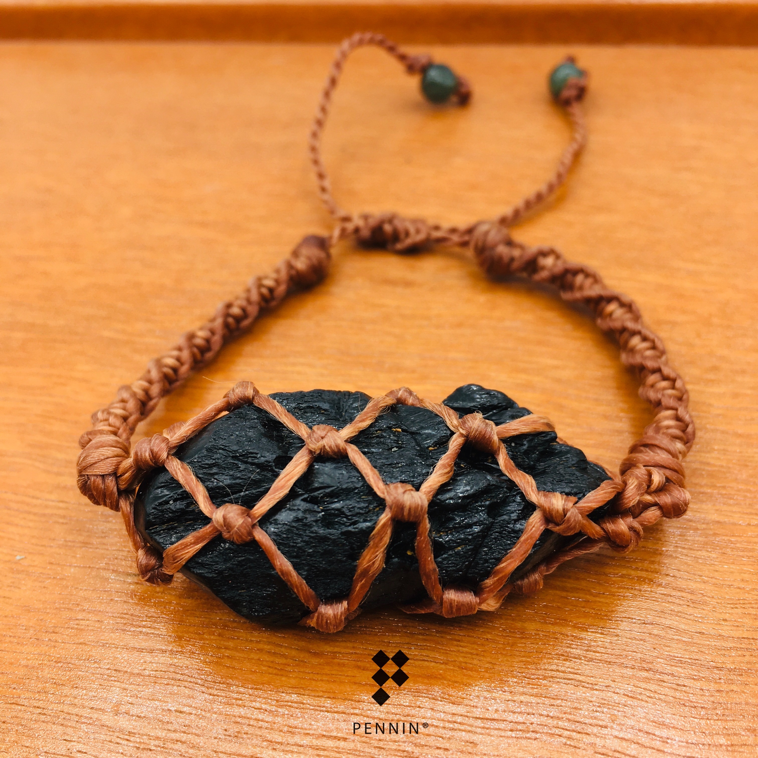 สร้อยข้อมือนิลดิบเชือกถักขนาดเล็กคละสี ปลายแต่งลูกปัดหยกแท้ สายสร้อยข้อมือปรับรูดยืดได้สูงสุด 22 cm : สีน้ำตาล