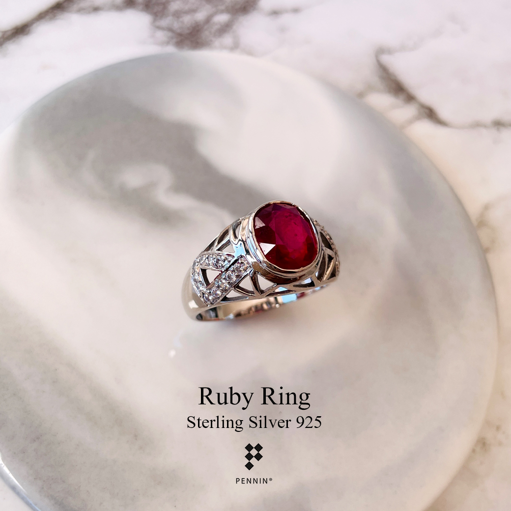 ROY: แหวนพลอยผู้ชาย ทับทิม แอฟริกา เผาใหม่ เงินแท้ 925 ชุบทองคำขาว แซมเพชรสวิส CZ ลวดลายสามเหลี่ยม