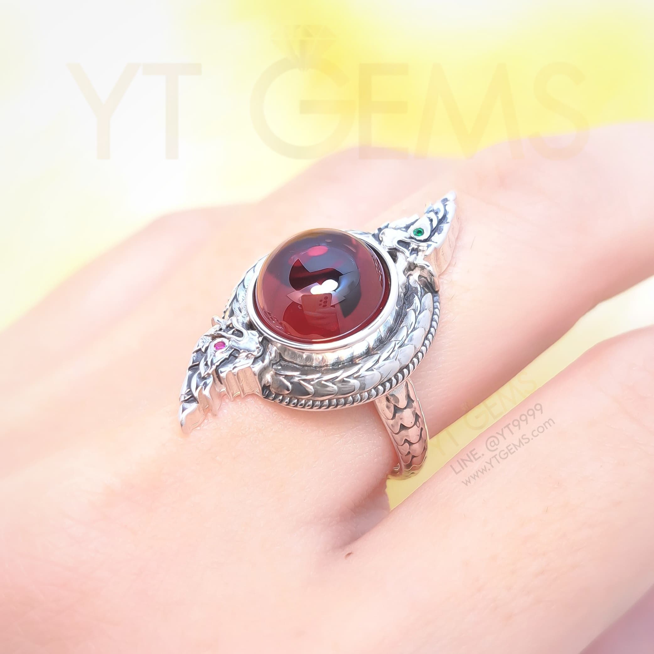 [สำหรับ ราคาส่ง ขั้นต่ำ 5 ชิ้น] แหวน บ่วงนาคบาศ มณีสีแดง CZ ตาทับทิม-มรกต แหวน เงินแท้ รมดำ YTG-5852-WH YTGEMS 5 ชิ้น