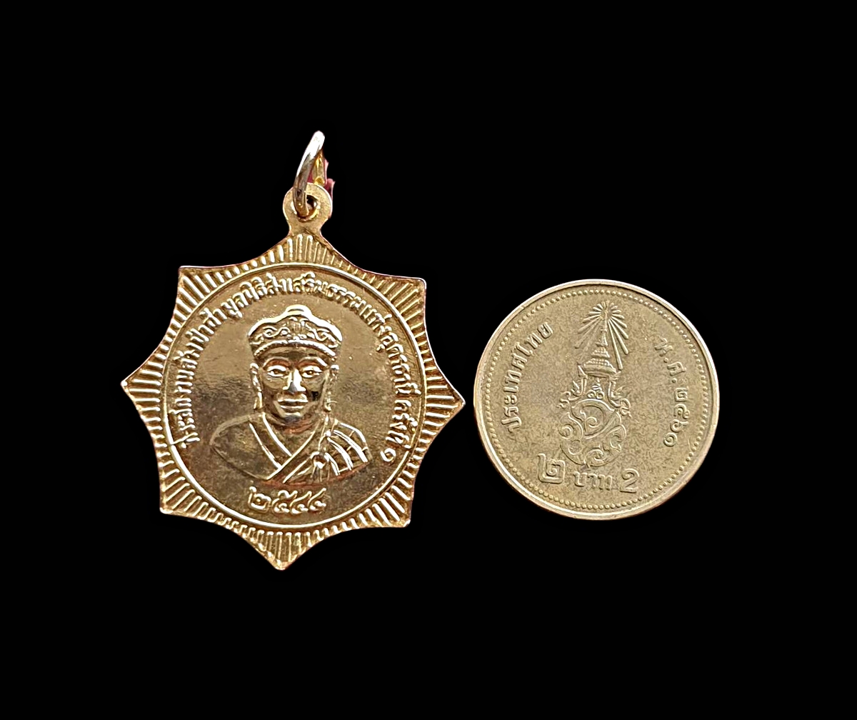 เหรียญโป๊ยเซียนโจวซือด้านหลังองค์ไต้ฮงกงที่ระลึกงานล้างป่าช้ามูลนิธิส่งเสริมธรรมแห่งอุดรธานีครั้งที่1ปี2544เนื้อกะไหล่ทอง