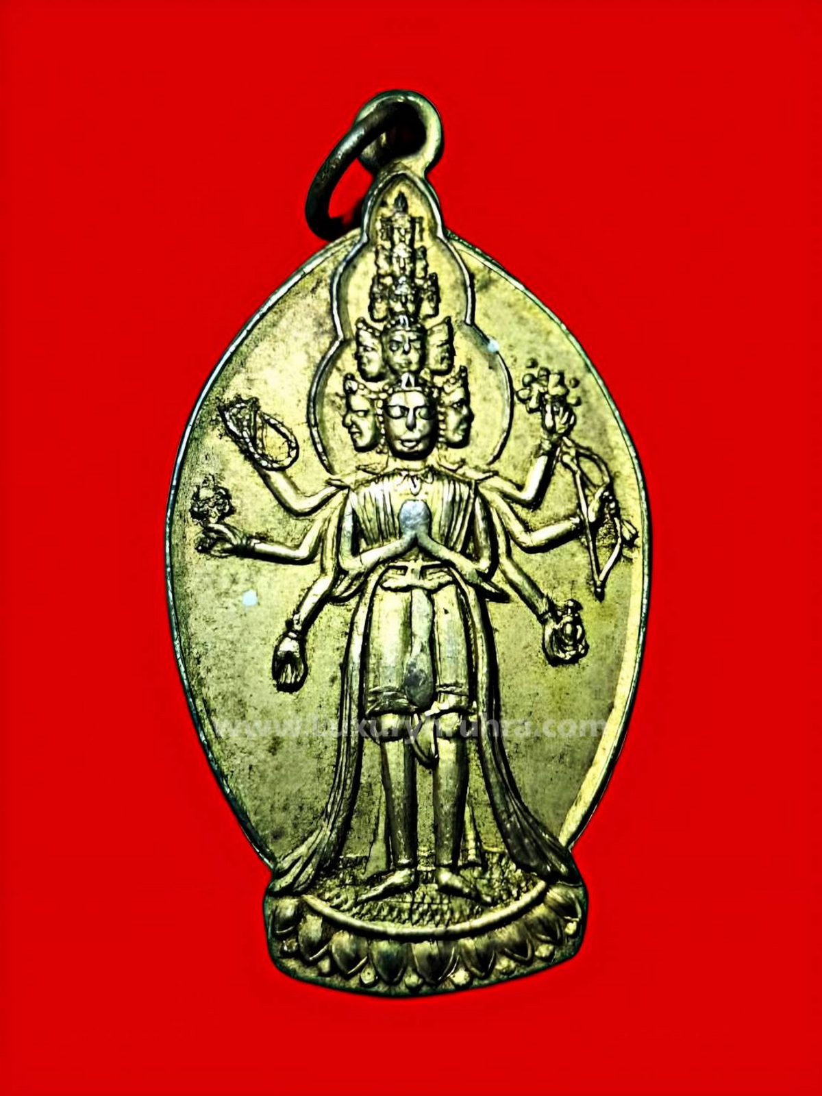 เหรียญพระโพธิสัตว์เจ้าแม่กวนอิมปางพันเนตรพันกรท่านเย็นบุญบุ๋นซือแปะวัดทิพยวารีวิหารจ.กรุงเทพฯห่วงเชื่อมรุ่นนี้หายากมากค่ะ