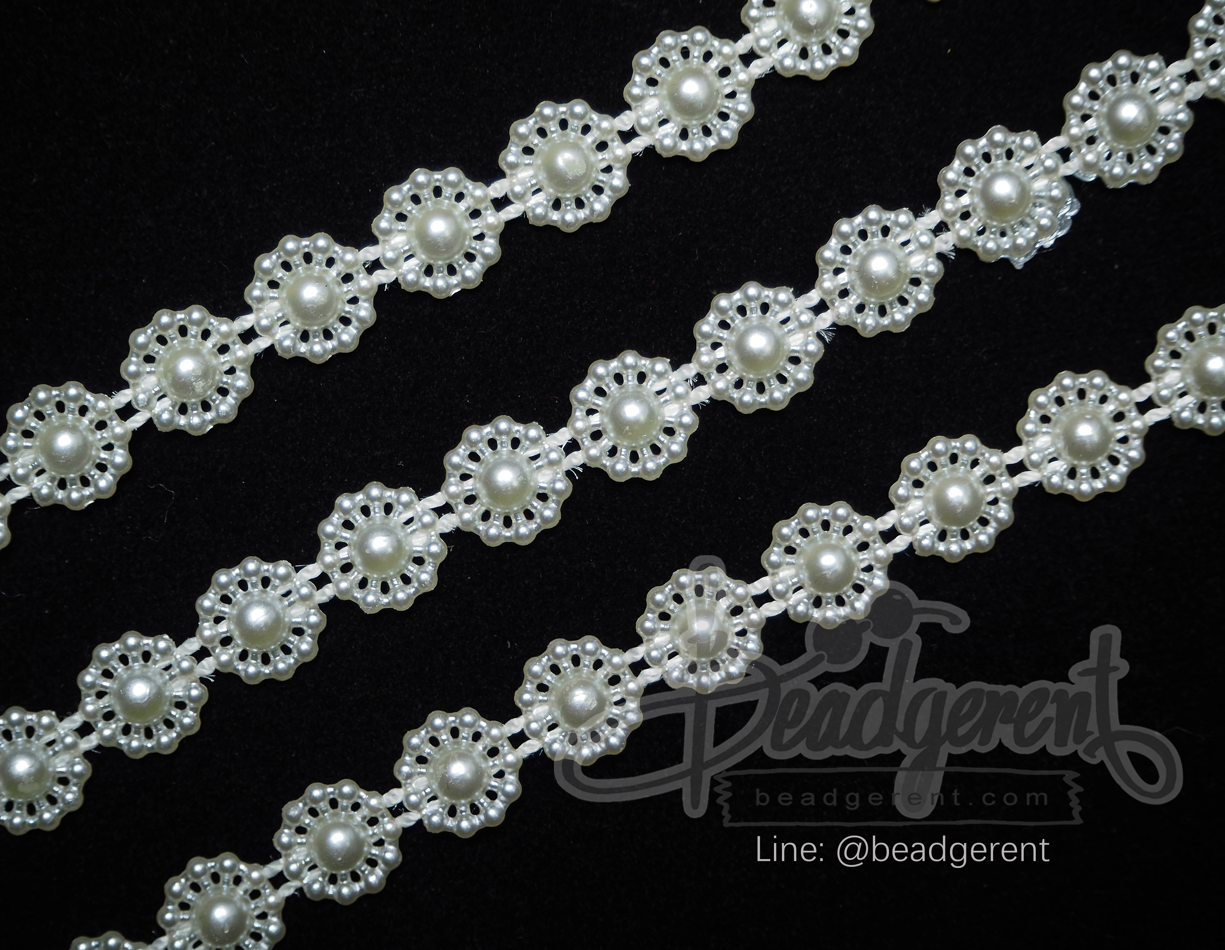 มุกเส้น 11มม. ลายมุกล้อม11จุด สีครีม (1 หลา) SKU-01831