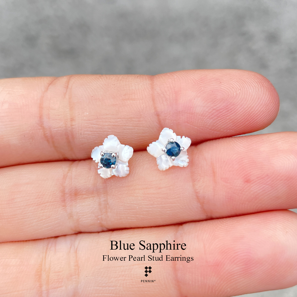 ต่างหูไข่มุกดอกไม้5 กลีบ ฝังพลอยไพลิน 0.30ct 3mm หนามเตย แบบเสียบ