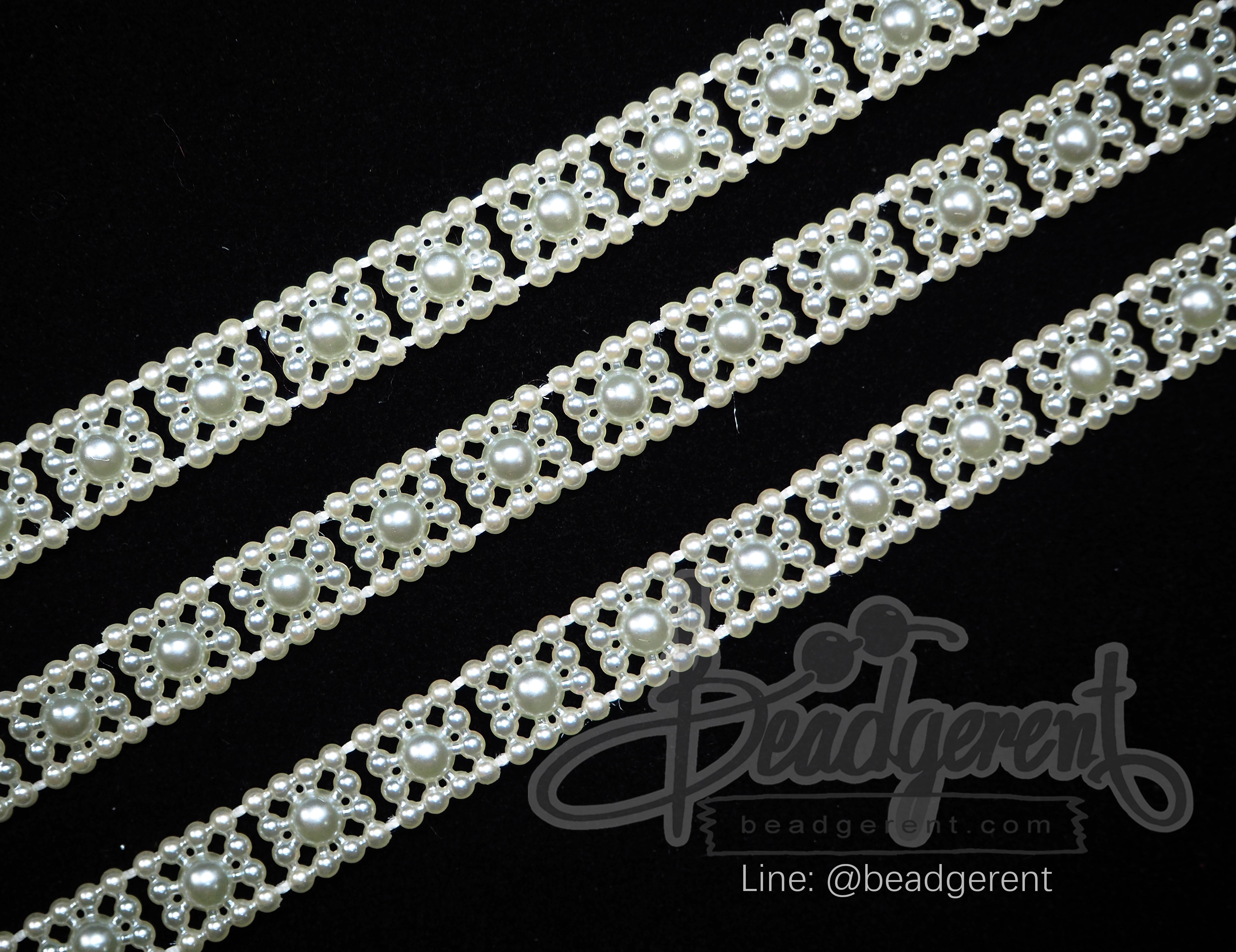 มุกเส้น 10มม. ลายมุกล้อมเหลี่ยม สีครีม (1 หลา) SKU-01830