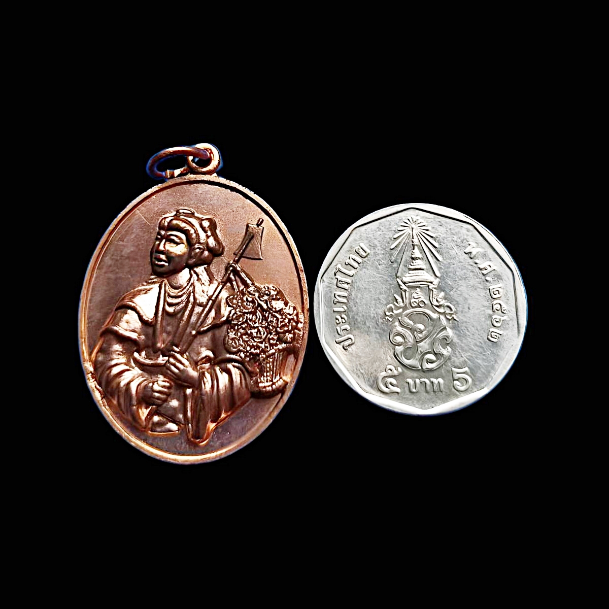 เหรียญเทพเจ้าหน่าไฉฮั้วแปดเซียนที่ระลึกงานล้างป่าช้าปีพ.ศ.2556เนื้อทองแดง