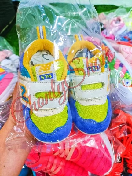 รองเท้าผ้าใบเด็กมือสอง