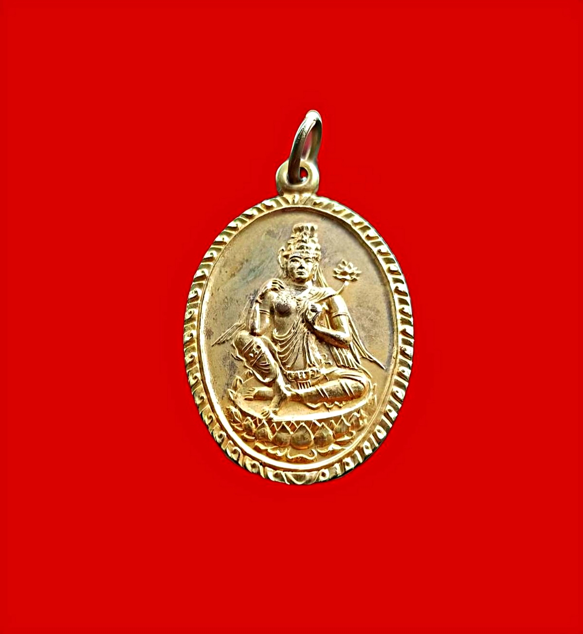เหรียญพระโพธิสัตว์เจ้าแม่กวนอิมพระหัตถ์ถือดอกบัวประทับบนดอกบัวปางทิเบตเนื้อกะไหล่ทองสวย