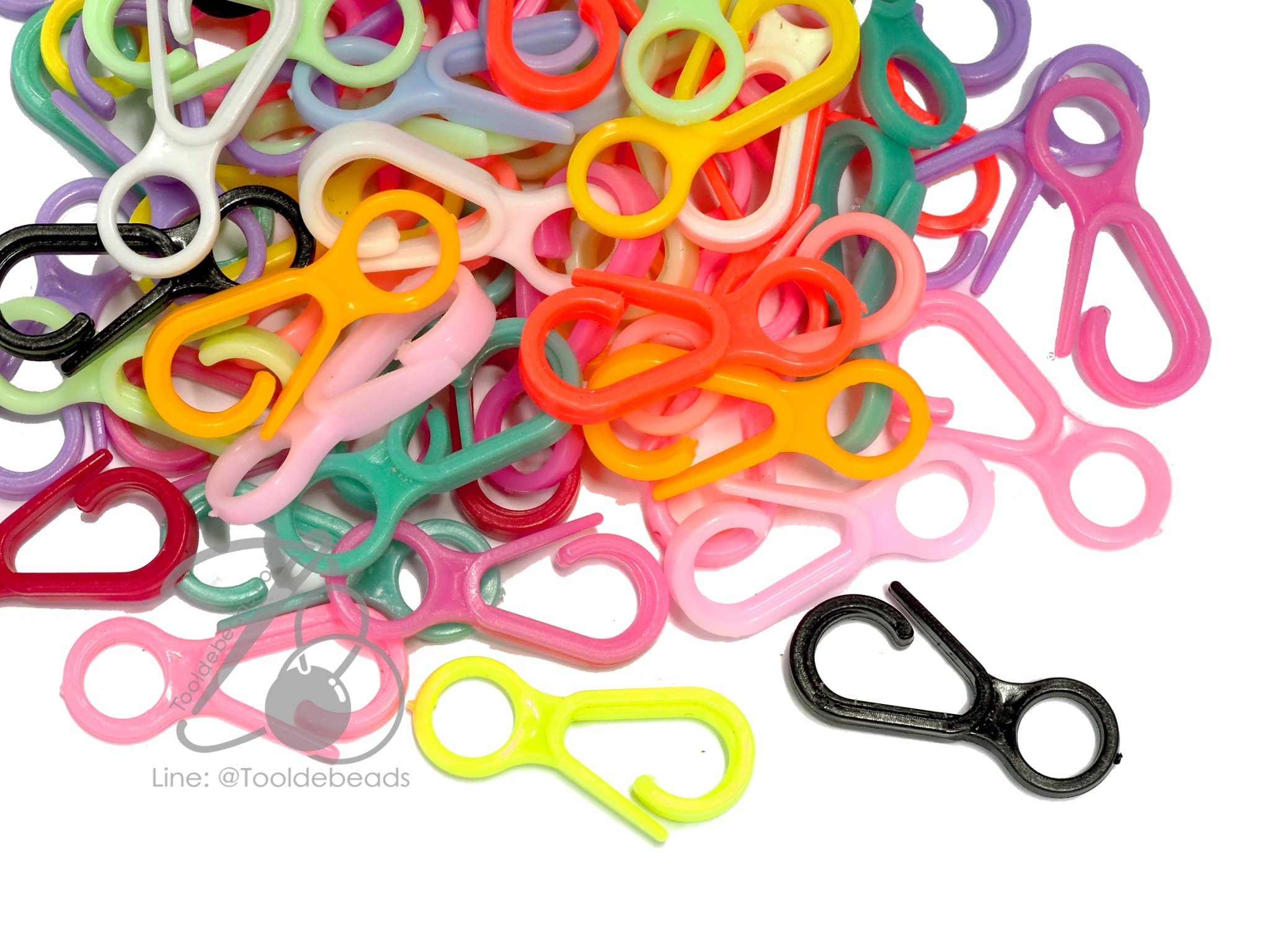 ตะขอก้ามปูพลาสติก 14*32มม. สีสด (50 กรัม) SKU-11038