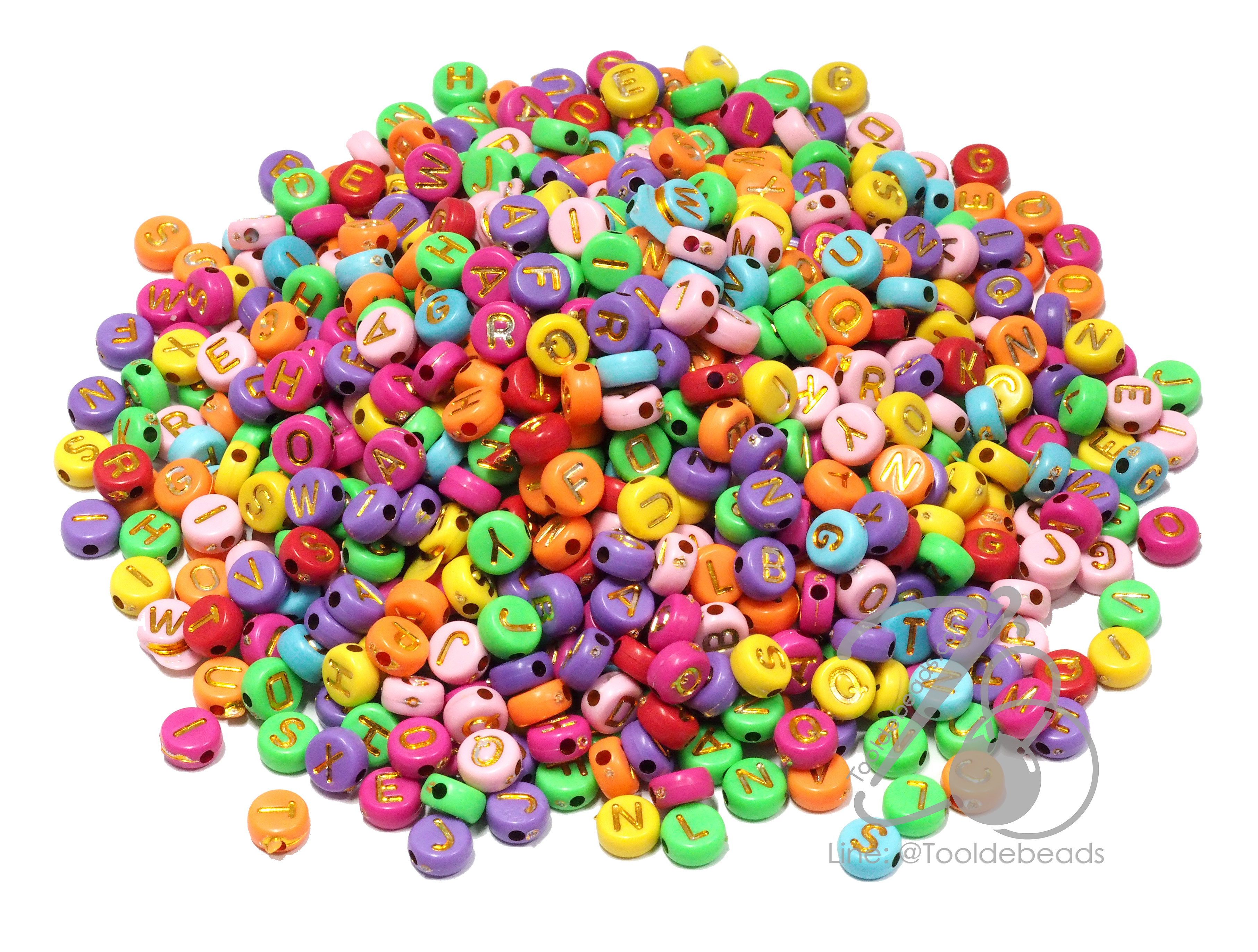 ลูกปัดตัวอักษร 4*7มม. พื้นคละสี อักษรทอง (10 กรัม) SKU-14551