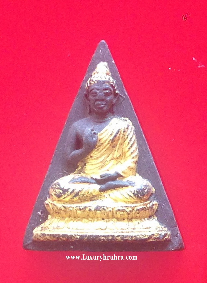 พระสามเหลี่ยมเนื้อผงปางพิชิตมารปิดทอง