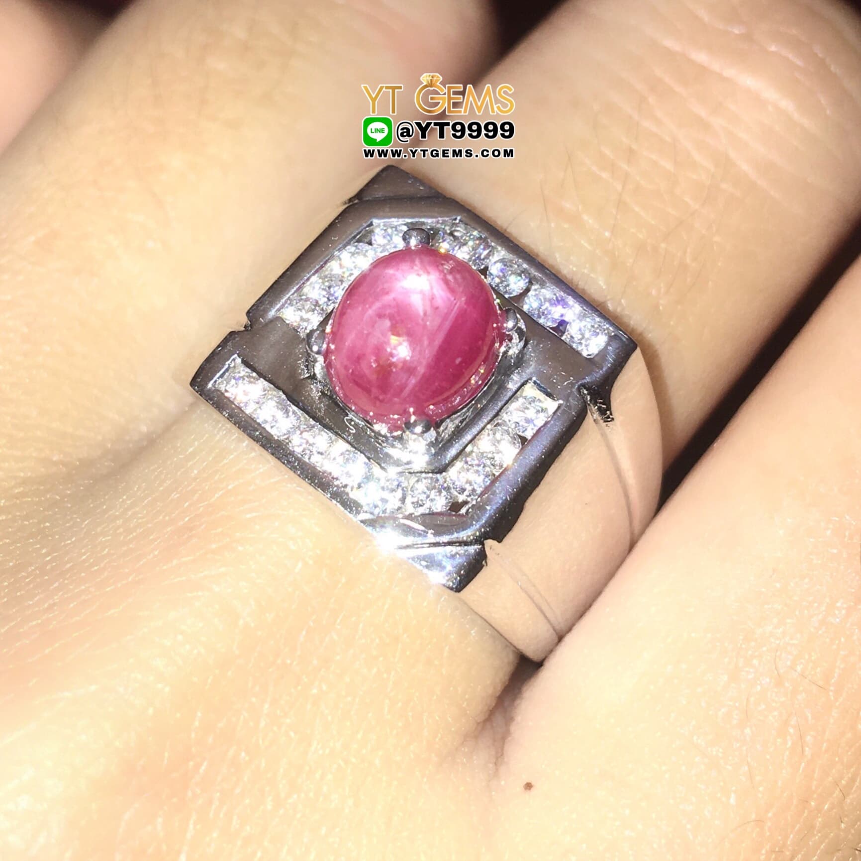 แหวนทับทิมกินบ่เซี่ยง ทับทิมสตาร์ ล้อมเพชร แหวนเงินแท้ 92.5% ชุบทองคำขาว ประดับ พลอยทับทิมกินบ่เซี่ยงแท้ (มีสตาร์ชัด) ตกแต่ง เพชรSwiss หน้าแหวน 1.4 ซม. YTG-10517 YTGEMS