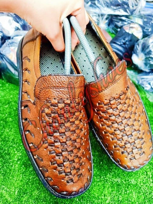 รองเท้าหนังมือสอง by Chonlyshoes