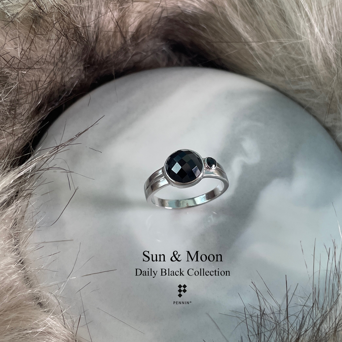 แหวนนิล Sun & Moon นิลแท้หลังเบี้ยขนาด 9mm ขนาบด้วยนิลเจียระไนเหลี่ยมเพชร 3mm เงินแท้ ชุบทองขาว เท่ มีสไตล์