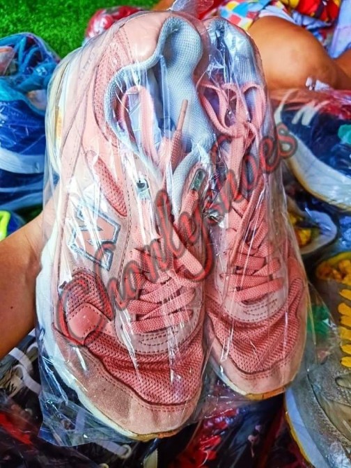 ขายส่งรองเท้ามือสอง