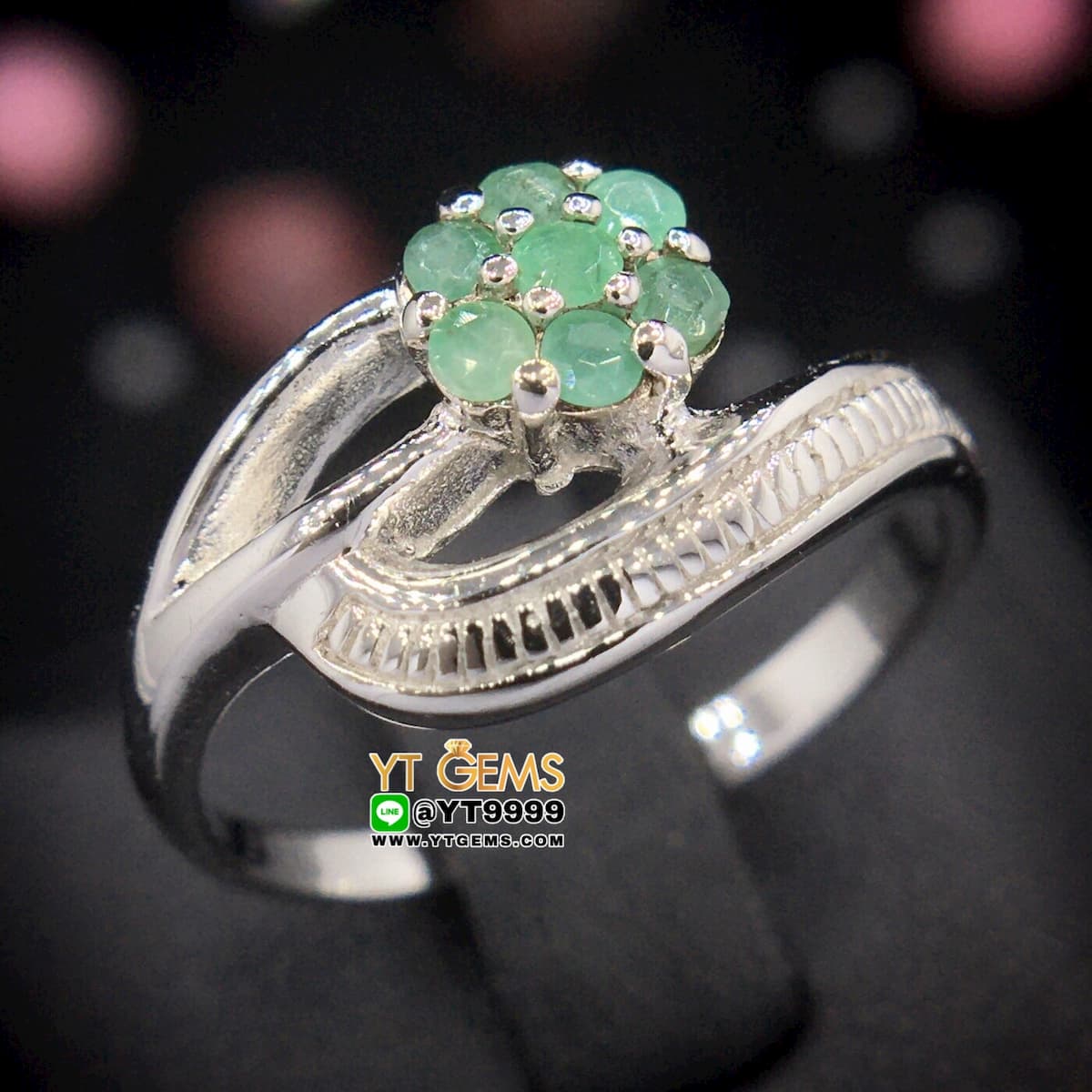แหวนมรกต ทรงดอกไม้ แหวนเงินแท้ 92.5% ชุบทองคำขาว ประดับ พลอยมรกตแท้ YTG-10313 YTGEMS