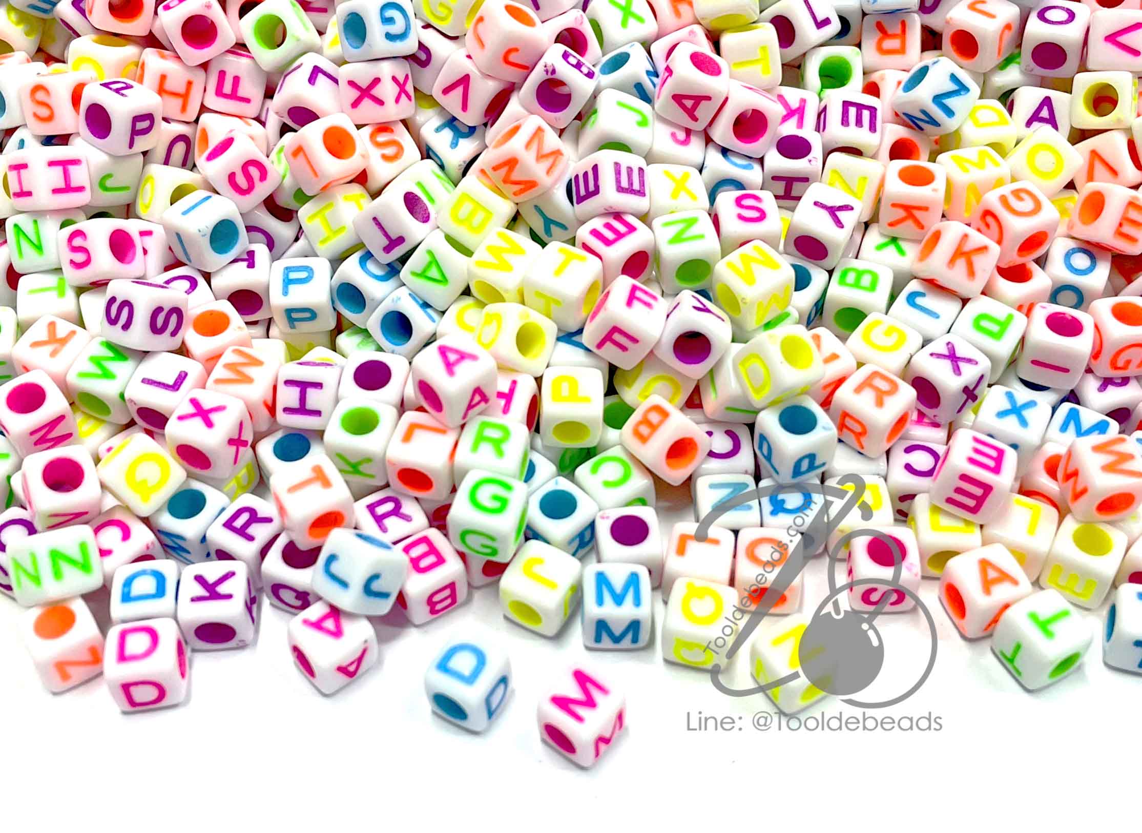 ลูกเต๋าตัวอักษร 6*6มม. พื้นขาว อักษรสีสะท้อน (80 กรัม) SKU-12808