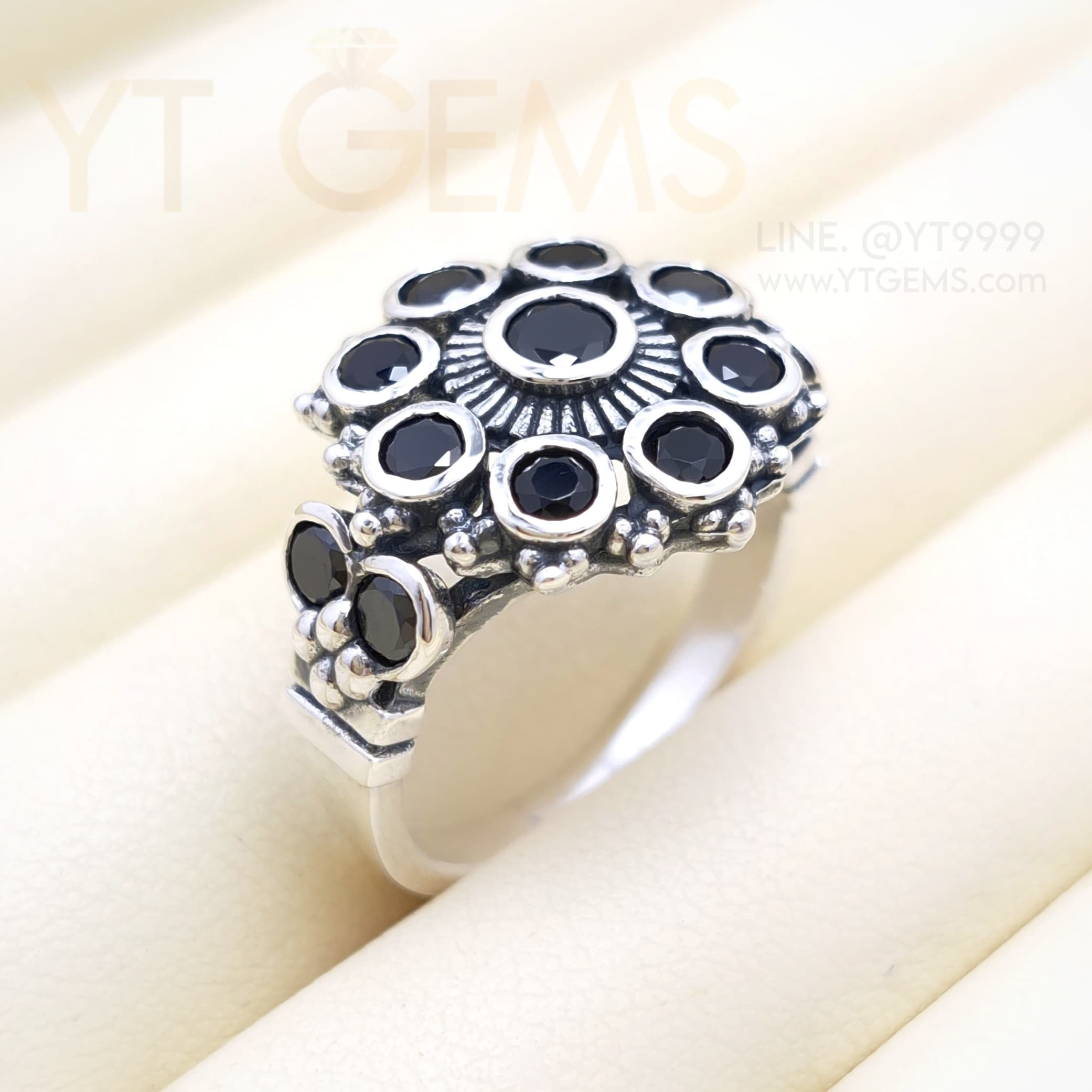 แหวนนิล ทรงโบราณ ดอกพิกุล แหวนเงินแท้ รมดำ พลอยนิล CZ YTG-10079 YTGEMS whole