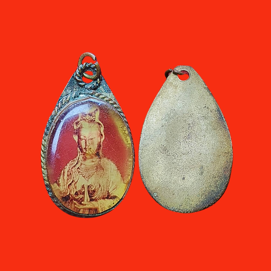เหรียญรูปเหมือนพระโพธิสัตว์เจ้าแม่กวนอิมเลี่ยมเก่าด้านหลังเรียบ