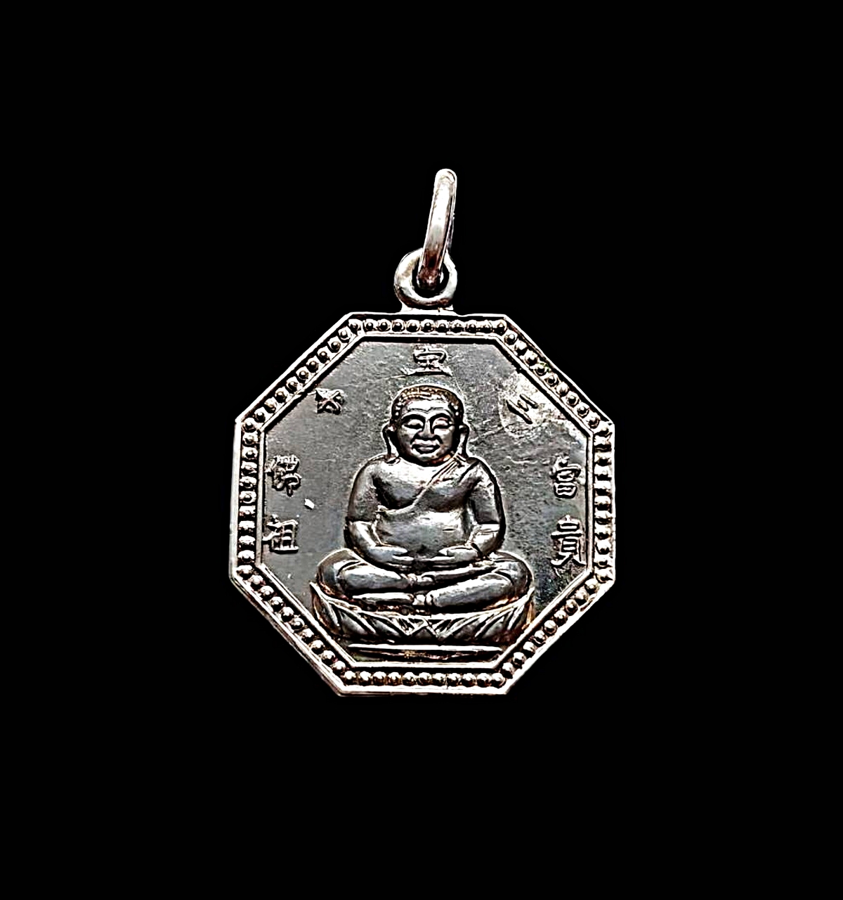 เหรียญแปดเหลี่ยมพระสังกัจจายน์เนื้อกะไหล่เงิน