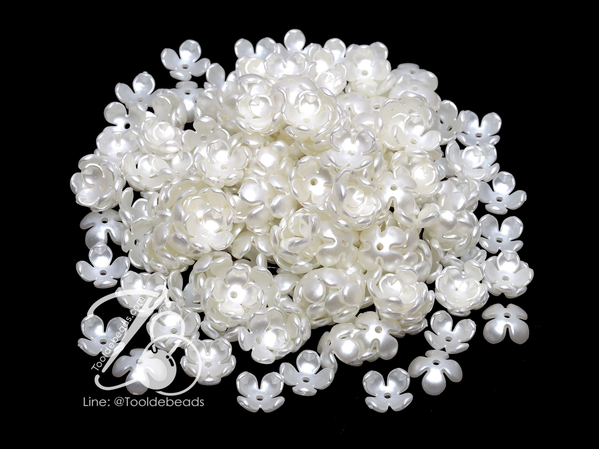 ลูกปัดมุกพลาสติก 14มม. ลายครอบดอกไม้ 4แฉก สีครีม (80 กรัม) SKU-12677