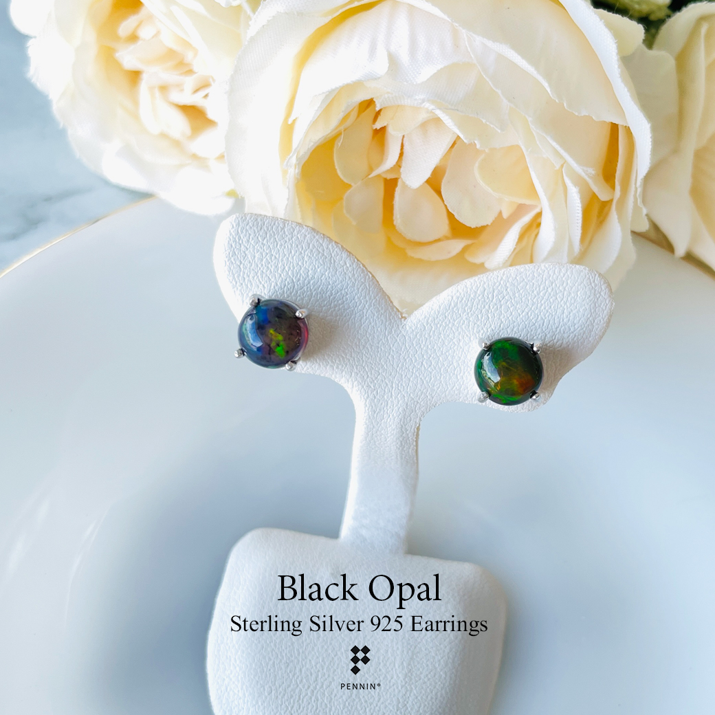 ต่างหูโอปอลสีดำ (Black Opal) ขนาด 8 mm 2.95ct ฝังหนามเตย ชุบทองคำขาว