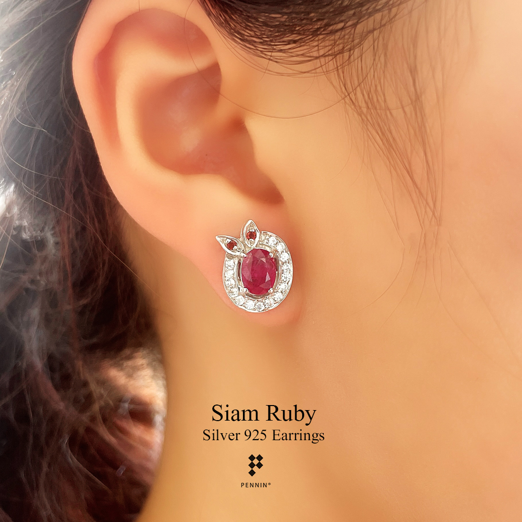 ต่างหูทับทิมจันท์เผาเก่า ผูกโบว์ ประดับพลอยโกเมน ล้อมเพชรสวิส เงินแท้ชุบทองคำขาว แบบสวยน่ารัก