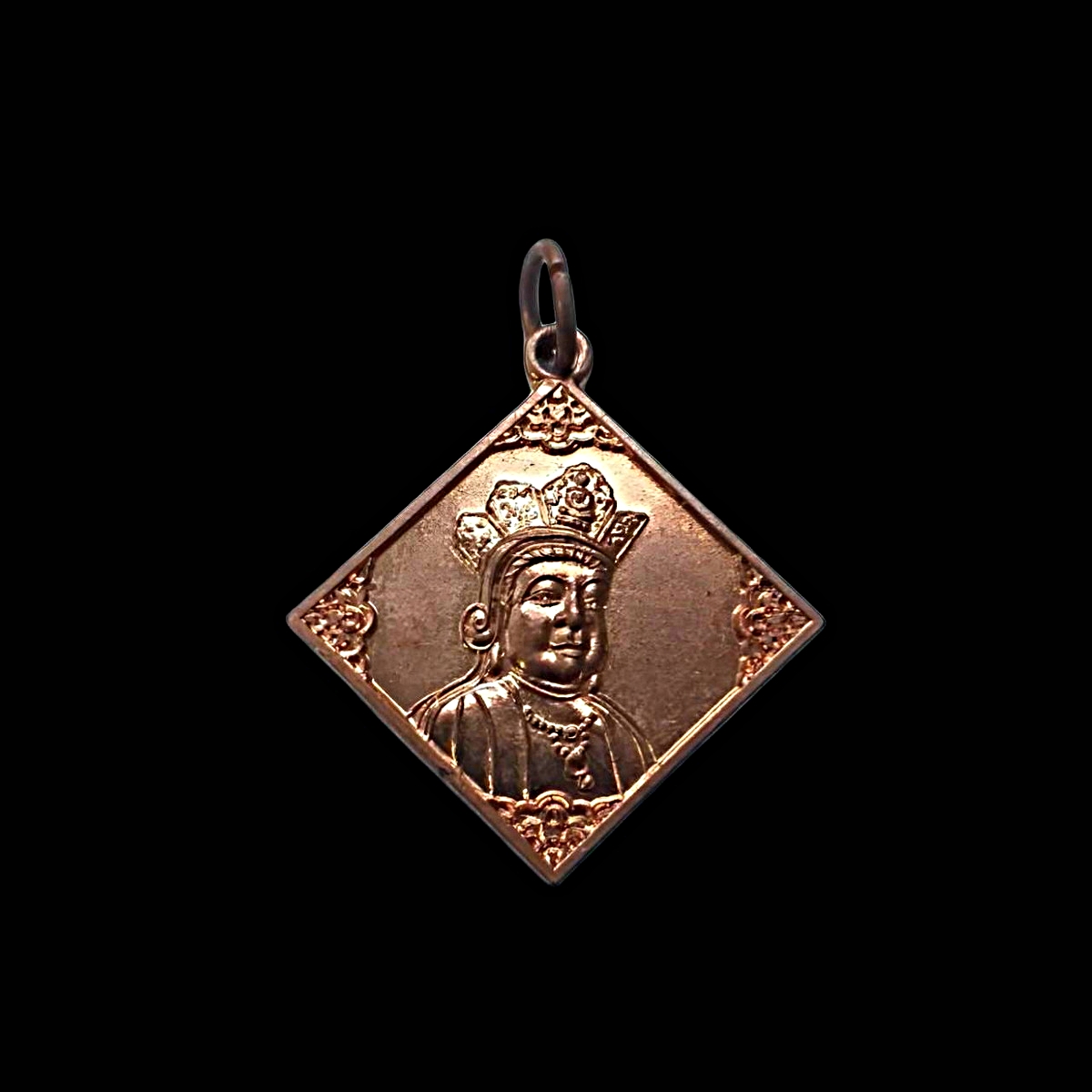 เหรียญพระโพธิสัตว์เจ้าแม่กวนอิมศาลเจ้าแม่กวนอิมพิชัยปีพ.ศ.2555มีตอกโค้ตเนื้อทองแดง